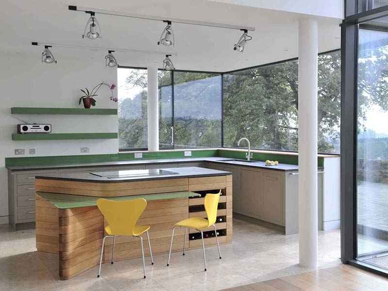 Кухонный остров с фигурным столом: фото