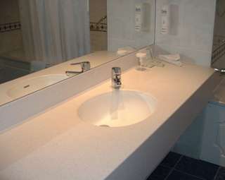 Фото Каменная столешница с раковиной в ванную комнату