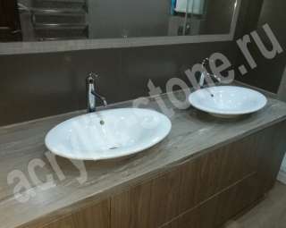 Фото Красивая столешница для ванной из искусственного камня с накладными керамическими раковинами Grandex