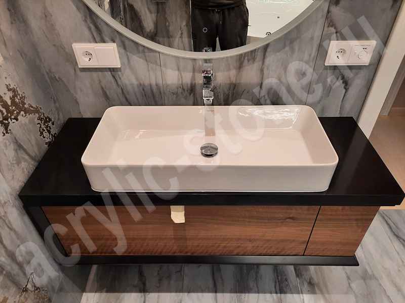 Черная глянцевая столешница для ванной комнаты из искусственного камня Grandex с накладной раковиной: фото