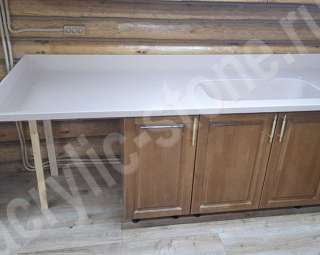 Фото Угловая кухонная столешница в сруб из искусственного камня Grandex с интегрированной мойкой и стеновой панелью