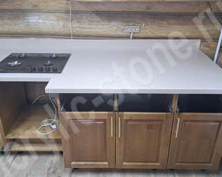 Фото Угловая кухонная столешница в сруб из искусственного камня Grandex с интегрированной мойкой и стеновой панелью