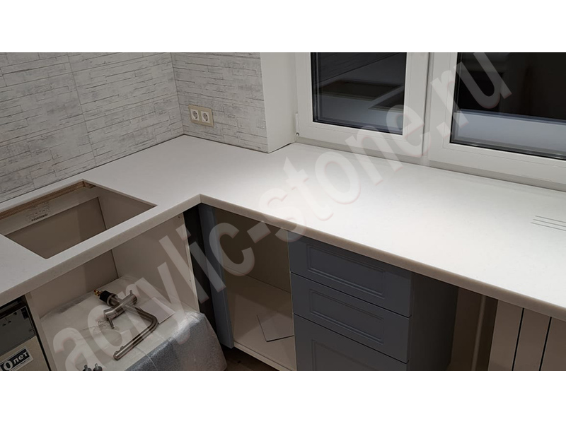 Угловая кухонная столешница с подоконником  из искусственного Grandex: фото