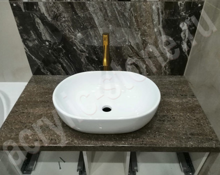 Маленькая столешница для ванной комнаты из искусственного камня Hanex с накладной керамической раковиной: фото
