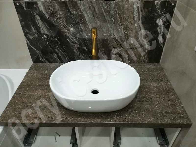 Маленькая столешница для ванной комнаты из искусственного камня Hanex с накладной керамической раковиной: фото