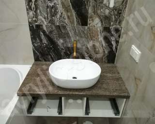 Фото Маленькая столешница для ванной комнаты из искусственного камня Hanex с накладной керамической раковиной