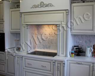 Фото Угловая нестандартная столешница для кухни со стеновой панелью