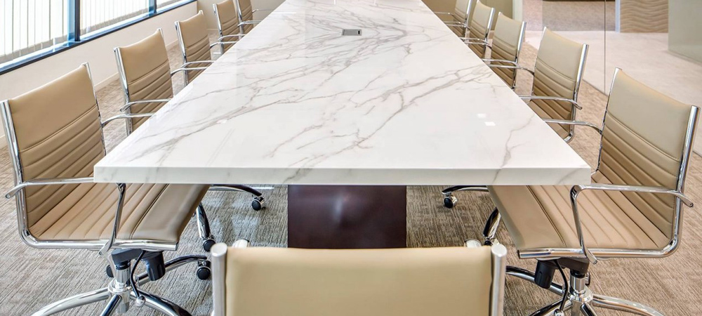 столы для переговоров со столешницами овальной или прямоугольной формы, изготовленные из искусственного камня: фото