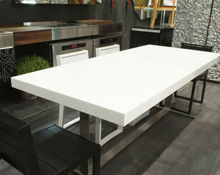 Кухонный стол со столешницей из искусственного камня: фото