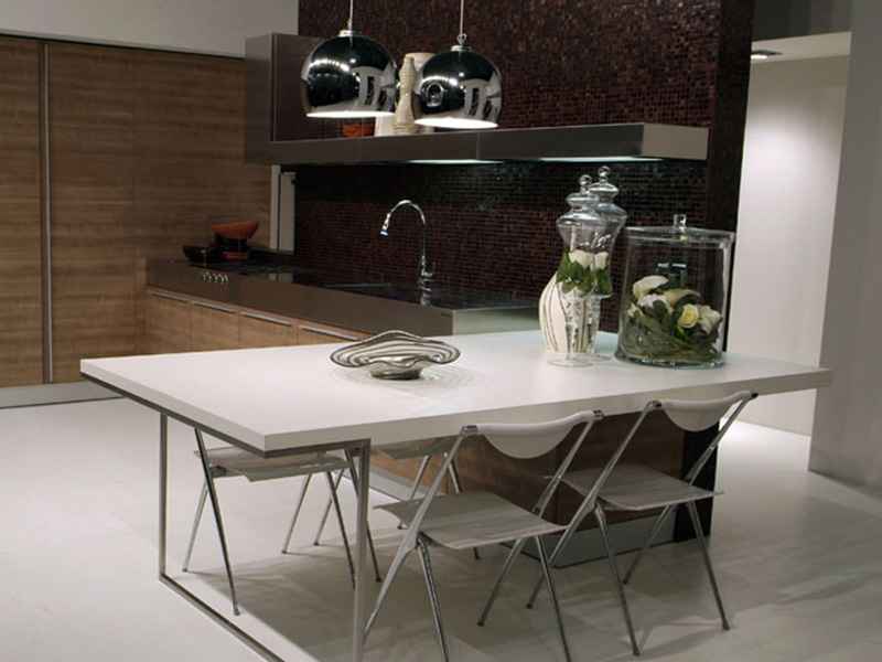 Раздвижной кухонный стол со столешницей из искусственного камня: фото