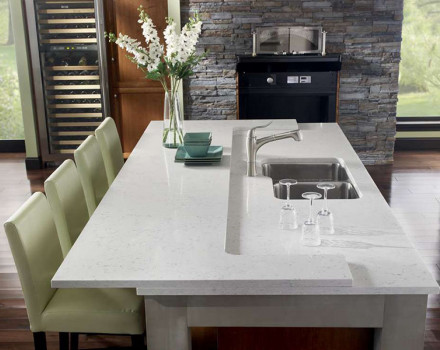 Белый кухонный стол из акрилового камня: фото
