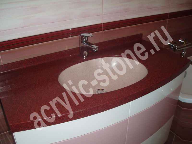 Широкая столешница для ванной комнаты из камня: фото