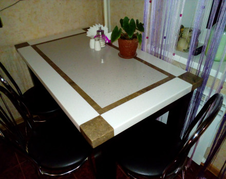 Недорогой кухонный стол из искусственного камня: фото