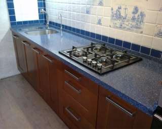 Фото Кухня в голубых тонах с прямой столешницей