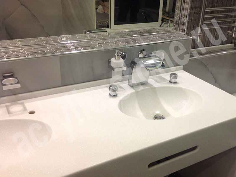 Двухуровневая столешница для ванной из искусственного камня с интегрированными раковинами Hanex: фото