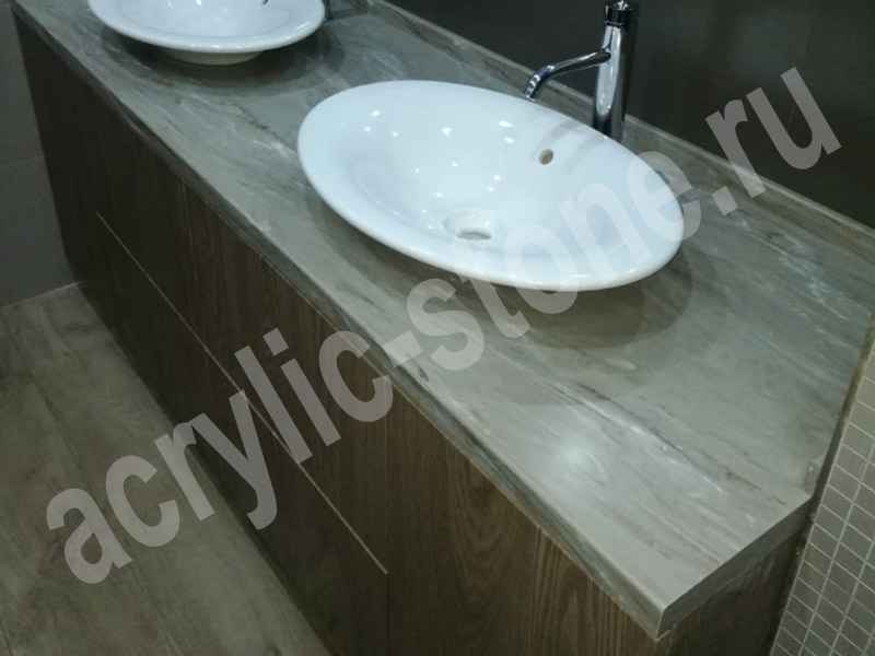 Красивая столешница для ванной из искусственного камня с накладными керамическими раковинами Grandex: фото
