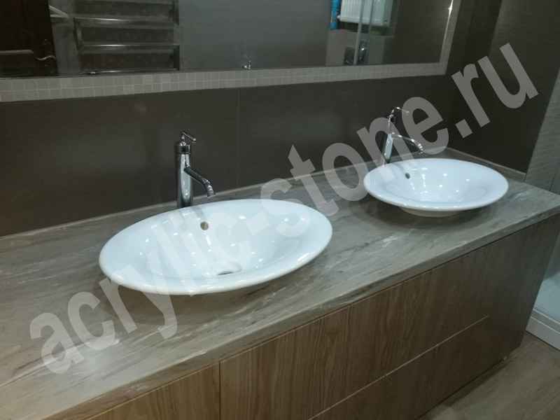 Красивая столешница для ванной из искусственного камня с накладными керамическими раковинами Grandex: фото