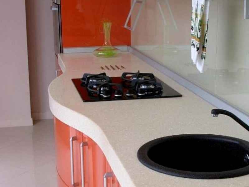 Кухонная столешница с круглой мойкой: фото
