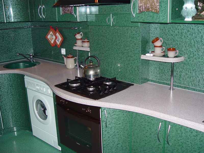 Акриловая столешница с круглой мойкой на зеленой кухне: фото