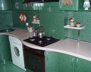 Фото Акриловая столешница с круглой мойкой на зеленой кухне