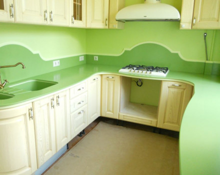Зеленная кухонная столешница круглой формы: фото