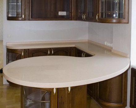 Круглая кухонная столешница  молочного цвета : фото