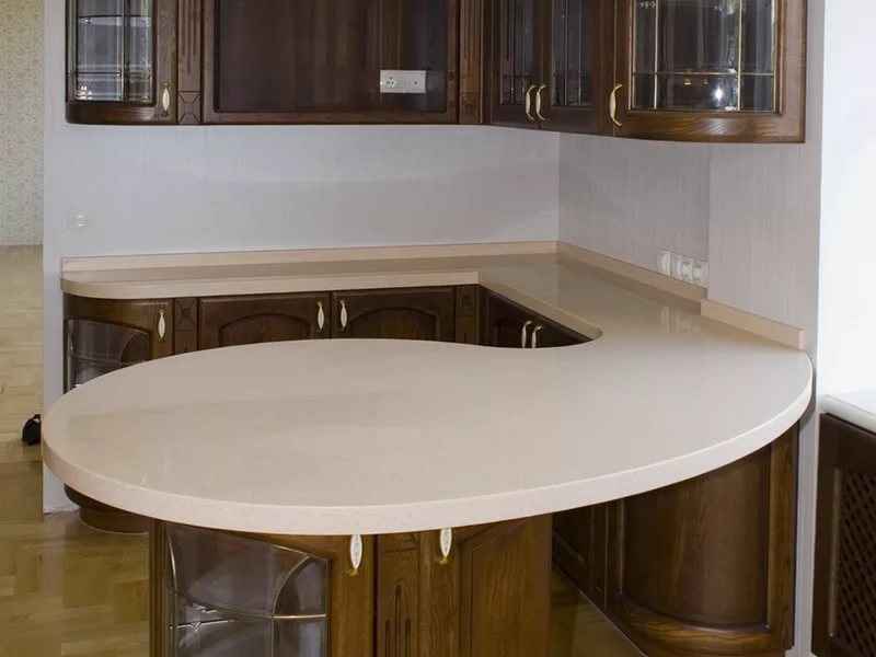 Круглая кухонная столешница  молочного цвета : фото