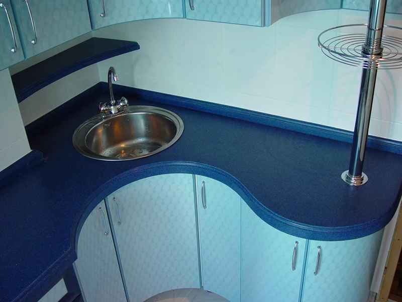 Кухонная столешница в синем цвете с круглой раковиной: фото
