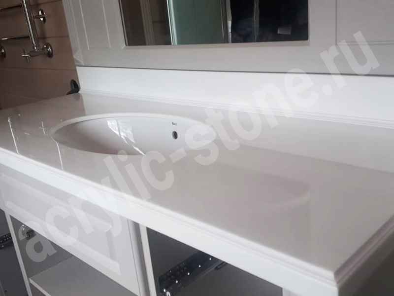 Белая столешница для ванной комнаты с керамической раковиной с подклейкой: фото