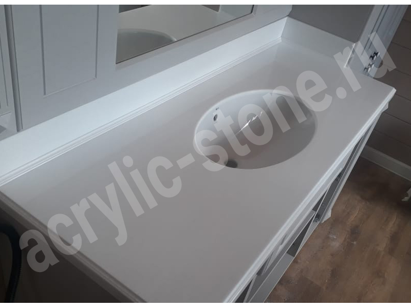 Белая столешница для ванной комнаты с керамической раковиной с подклейкой: фото