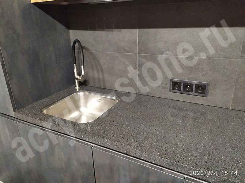 Кухонная столешница серого цвета из искусственного камня: фото