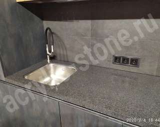 Фото Кухонная столешница серого цвета из искусственного камня