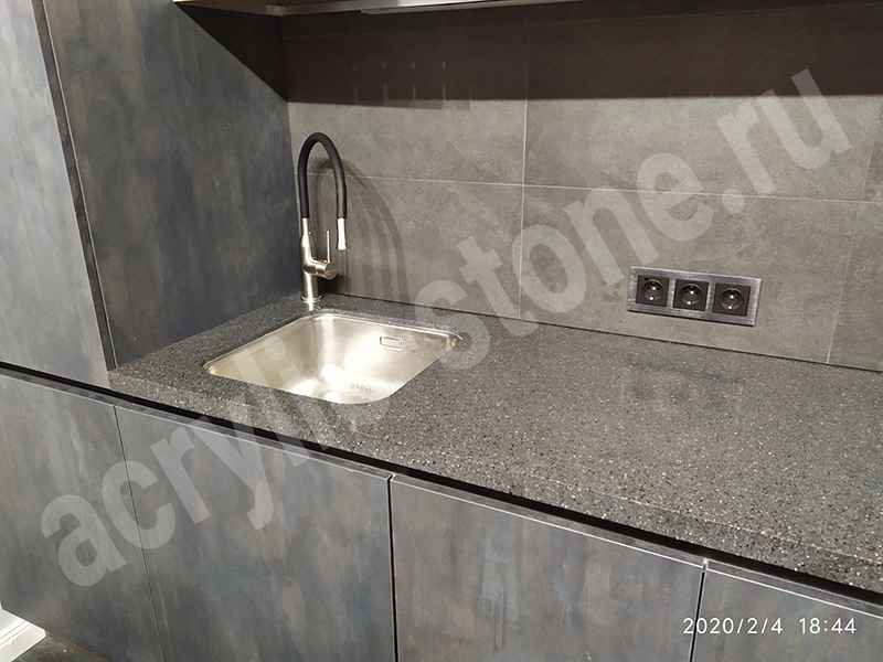 Кухонная столешница серого цвета из искусственного камня: фото