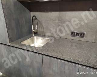 Фото Кухонная столешница серого цвета из искусственного камня
