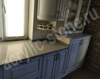 Кухонная столешница из искусственного камня с подоконником: фото
