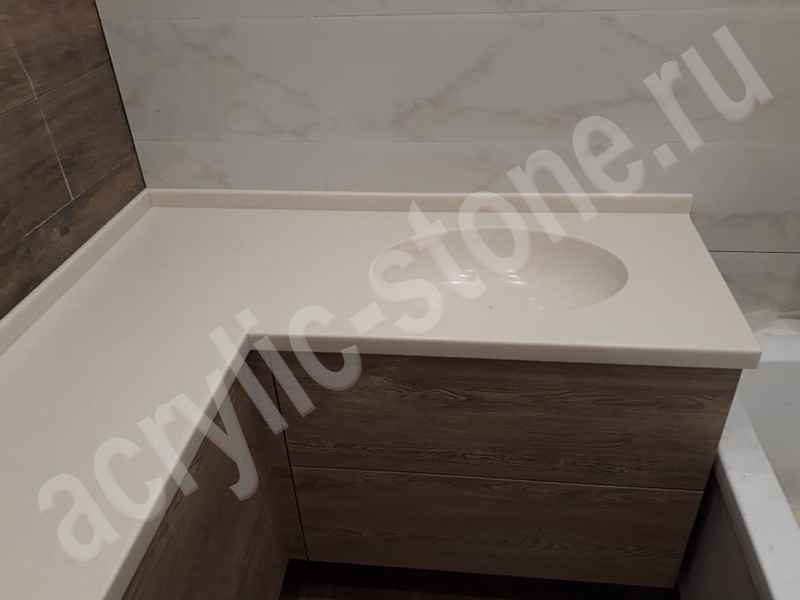 Столешница угловая для ванной комнаты из искусственного камня с интегрированной раковиной: фото