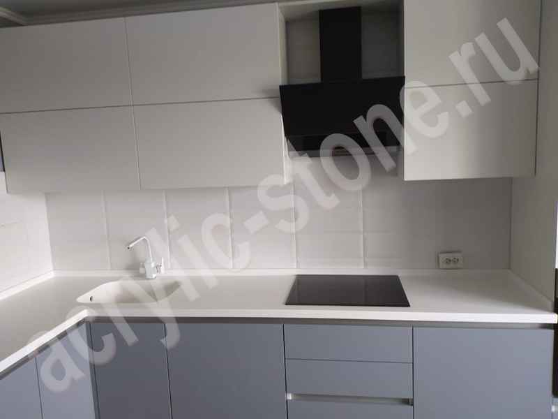 Белая угловая столешница для кухни из искусственного камня с интегрированной мойкой : фото