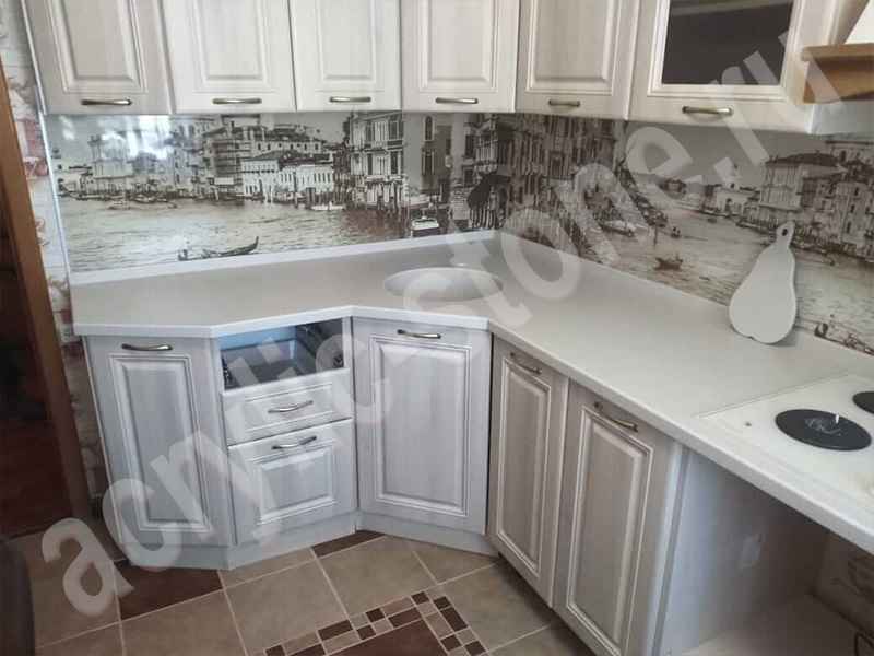 Кухонная столешница белая угловая с мойкой: фото