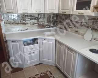 Фото Кухонная столешница белая угловая с мойкой