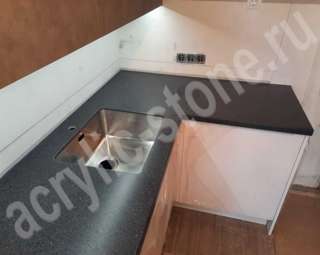 Фото Кухонная столешница черная угловая с вкраплением