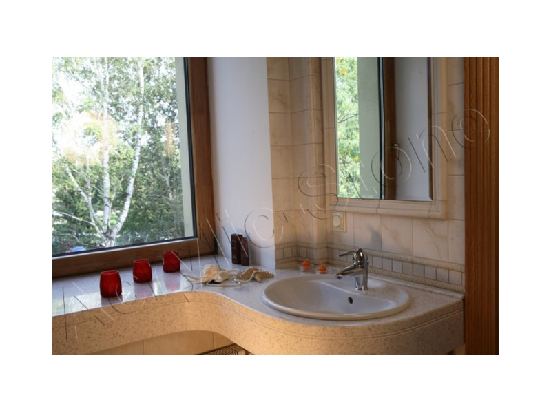 Радиусная столешница в ванной из искусственного камня: фото