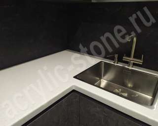 Фото Угловая столешница для кухни из искусственного камня с металлической раковиной LG HI-MACS