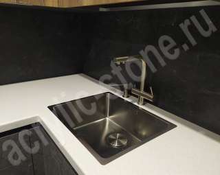Фото Угловая столешница для кухни из искусственного камня с металлической раковиной LG HI-MACS