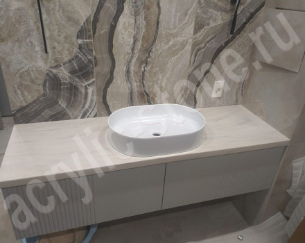 Столешница  из искусственного камня Grandex с керамической накладной раковиной для ванной комнаты: фото