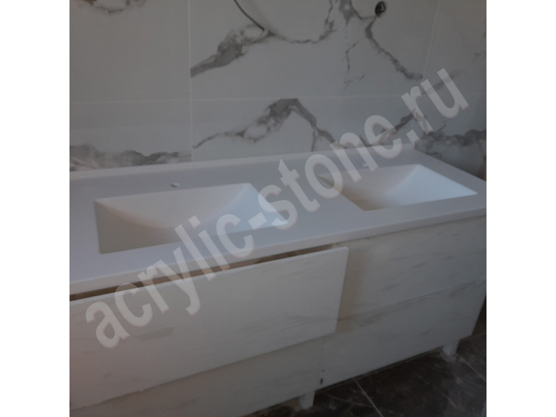 Столешница для ванной из искусственного камня LG HI-MACS с двумя литыми раковинами (лодочка): фото