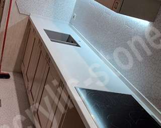 Фото Двух-уровневая столешница  из искусственного камня GRANDEX  керамической мойкой (подклейка) 