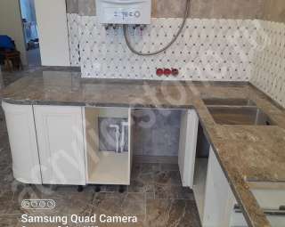 Фото Угловая радиусная столешница для кухни из искусственного камня LG HI-MACS с мойками нижнего монтажа