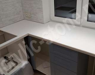 Фото Угловая кухонная столешница с подоконником  из искусственного Grandex