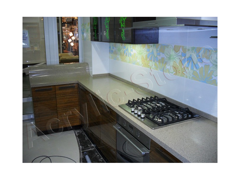 Кухонная столешница из искусственного камня и мойка под столешницу: фото